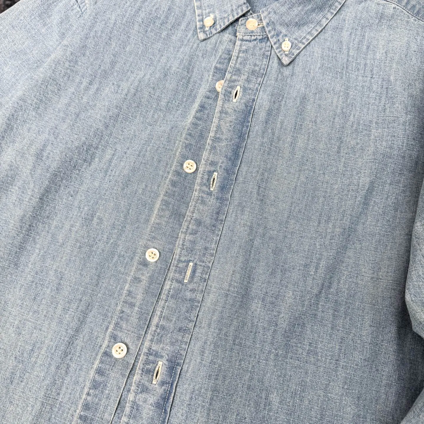 P400 [Original item] Top quality lapel long-sleeved washed denim shirt jacket Four-season men's two-color pure cotton shirt stone-washed retro casual denim shirt Denim shirt is really the most iconic product, decorated with colorful iconic pony embroidery, presenting a classic polo style design. It is a versatile choice from winter to summer. The multiple washes of denim greatly increase the comfort and softness of the fabric. The distressed effect is full of strong American retro style. This one is also closed with eyes closed. Simply YYDS~ The same style for men and women. It can be worn alone or as a cardigan. If you like looseness, choose one size larger. It is more suitable for inner wear~ The overall style is a loose version with a bit of boyfriend style. The silhouette is good and the drape is good. The upper body has a tough style~ It has an American retro denim style. This shirt is suitable for many occasions, whether it is daily leisure or commuting. It is a good choice. It can also be used as a layering jacket/coat. Color: dark blue, light blue, size: S-XL